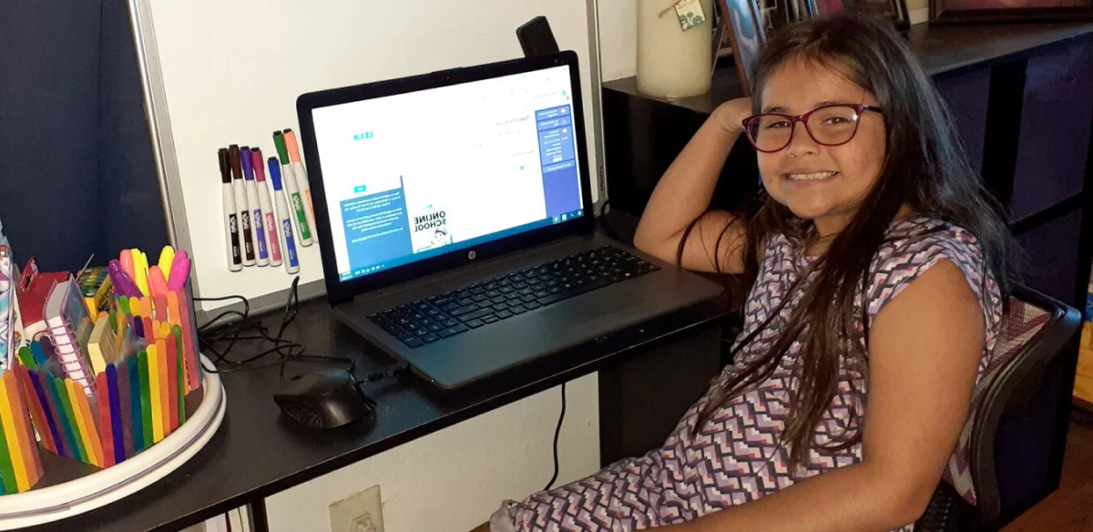 Middle school student attending to an online class